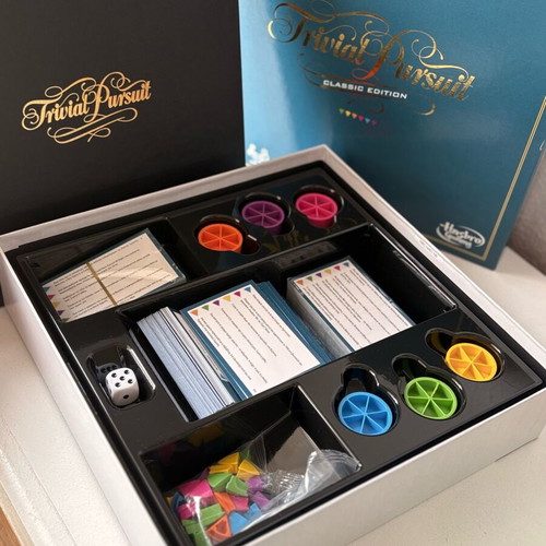 Trivial Pursuit Classic Edition board game like new