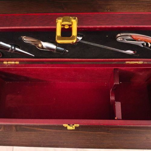 Wooden wine case used with accessories