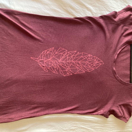 Women’s short sleeve t-shirt with leaf design, size S, like new, burgundy