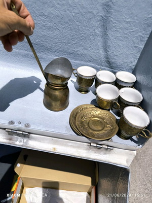 Σετ 6 εποχής φλιτζάνια καφέ με χάλκινα πιατάκια, βάσεις και μπρίκι σε άριστη κατάσταση