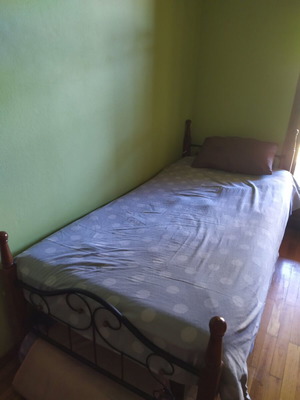 Single bed like new with metal frame and wooden legs