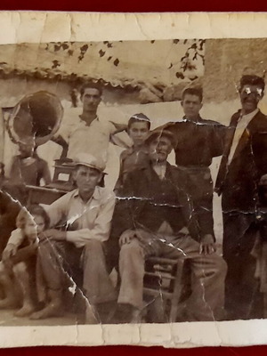 Vintage ασπρόμαυρη φωτογραφία με παρέα ανδρών και γραμμόφωνο μεταχειρισμένη