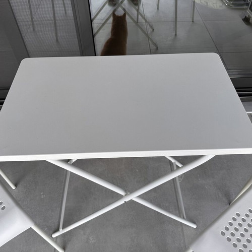 Folding table with two chairs like new