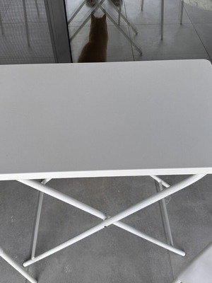 Folding table with two chairs like new