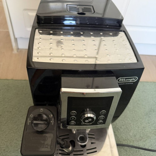 Delonghi Cappuccino Coffee Maker like new with five beverage options