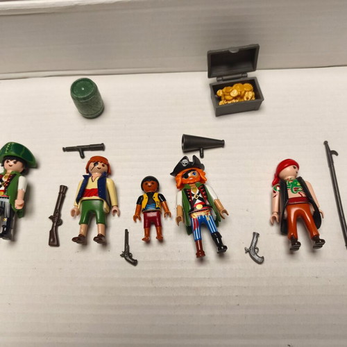 Playmobil pirates pack with 4 pirates and 1 child with weapons and treasure like new