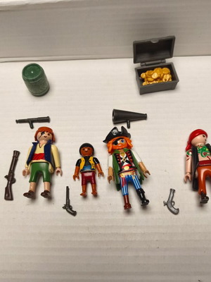 Playmobil pirates pack with 4 pirates and 1 child with weapons and treasure like new