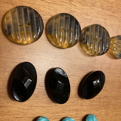 18 vintage buttons from 80s and 90s