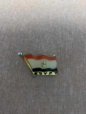 Egypt pin like new, multicolored with Egypt flag