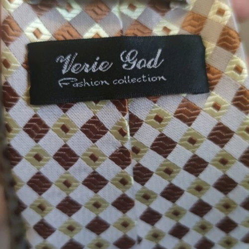 Silk tie new with diamond pattern in gray, brown, and green