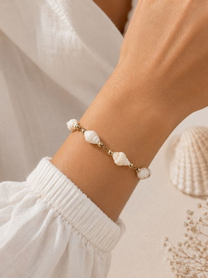 Shell bracelet with glass beads and stainless steel