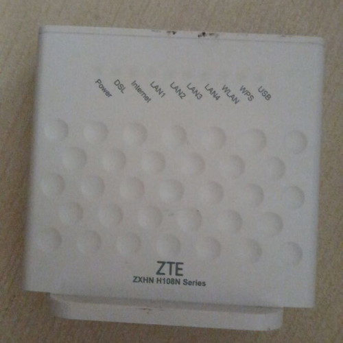 ZTE ZXHN H108N Series Router like new with USB port issue