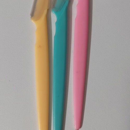 Facial razors set of 3 with 7 hair clips gift