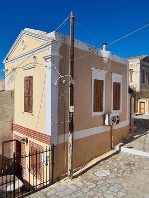 Διώροφη μονοκατοικία επιπλωμένη με θέα στη Σύμη