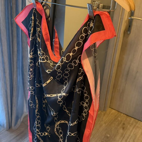 Scarf with chain pattern, black and pink