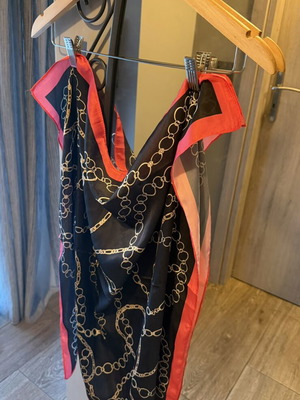 Scarf with chain pattern, black and pink