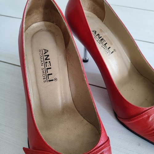 Vintage leather heels size 37 like new, red with decorative buckle