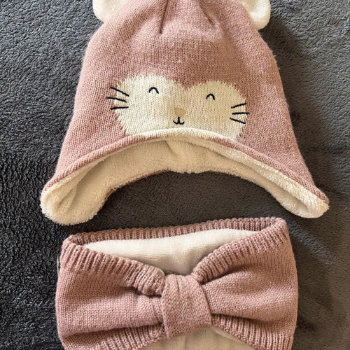 Knitted hat and scarf set like new with sherpa, size 9-12 months