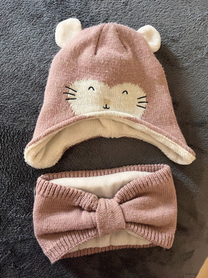 Knitted hat and scarf set like new with sherpa, size 9-12 months
