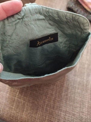 Makeup and brush bag like new