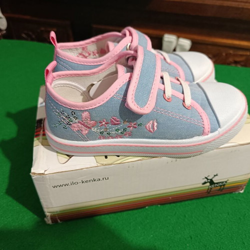 Girls' shoes size 26 athletic new, intact