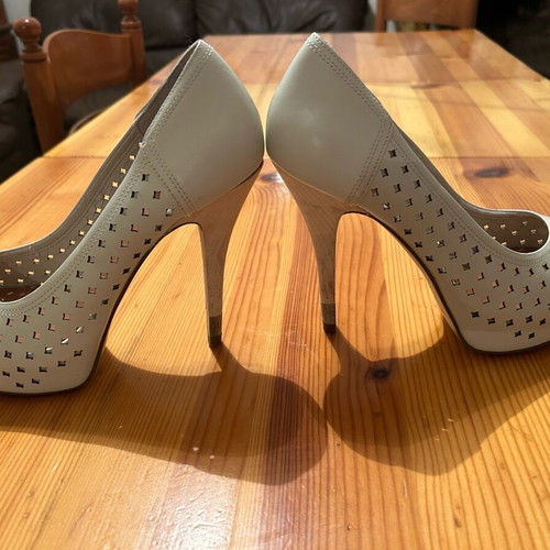 Guess dress shoes size 37 like new, beige with wooden heel
