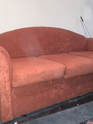 Living room furniture set like new, three-seater sofa and two armchairs in velvet