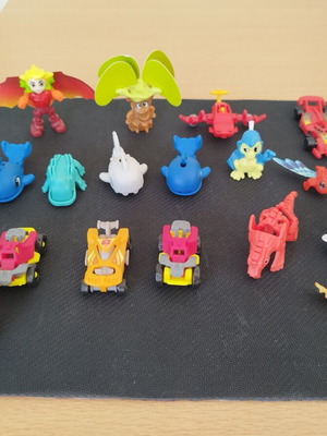 Kinder figures like new, assorted set