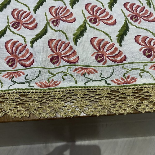 Handmade embroidered runner 85x40cm with pink flowers and gold lace