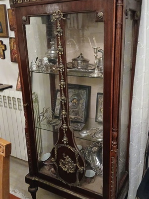 Ξύλινη βιτρίνα αντίκα μεταχειρισμένη με μπρούτζινες σκαλιστές λεπτομέρειες