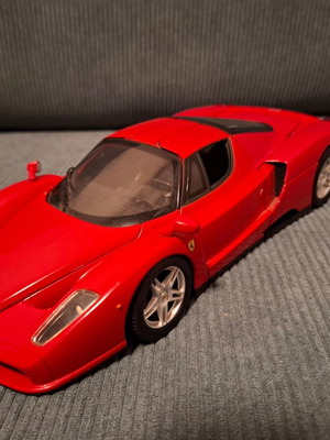 ENZO FERRARI - HOTWHEELS 2002 SCALE 1/18