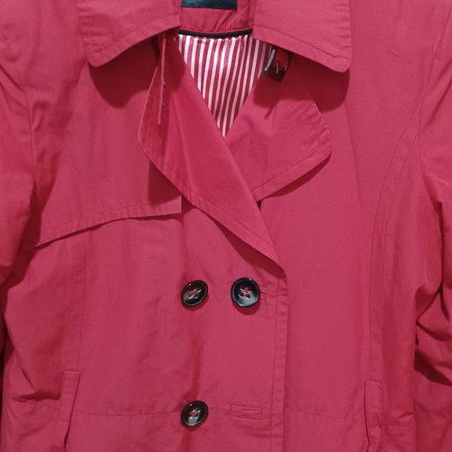 Red mid-length trench coat like new, size Medium