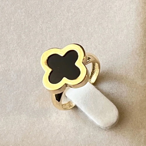 Van Cleef solid 14k yellow gold ring with onyx like new