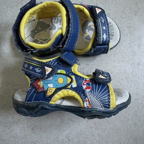 IQ Kids sandals size 19 with lights, like new