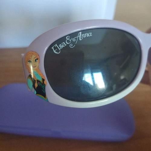 Elsa & Anna children's sunglasses used with case