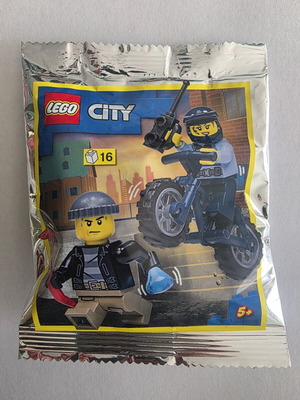 Lego City Policewoman and Crook Polybag 952211