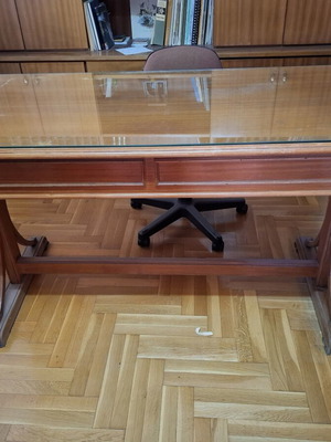 Κλασσικό γραφείο μεταχειρισμένο με τζάμι και δύο συρτάρια