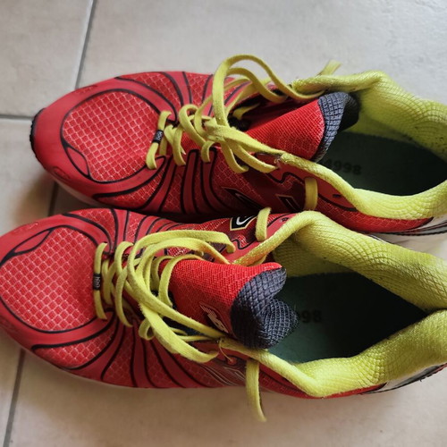 New Balance 890v3 running shoes used, size 45, black and red