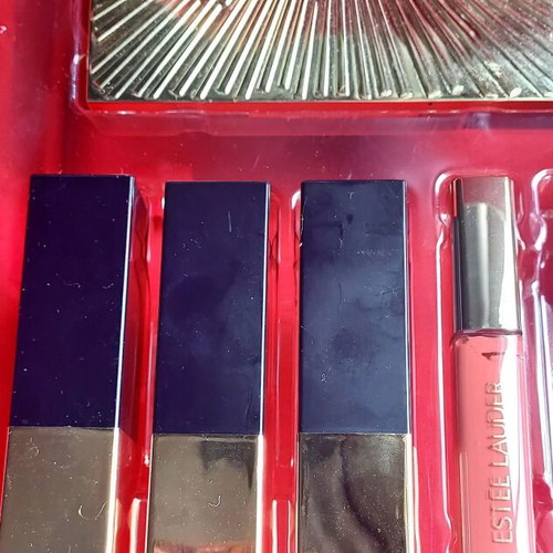 Σετ Estée Lauder Blockbuster μακιγιάζ και περιποίηση προσώπου μεταχειρισμένο, κόκκινο βαλιτσάκι