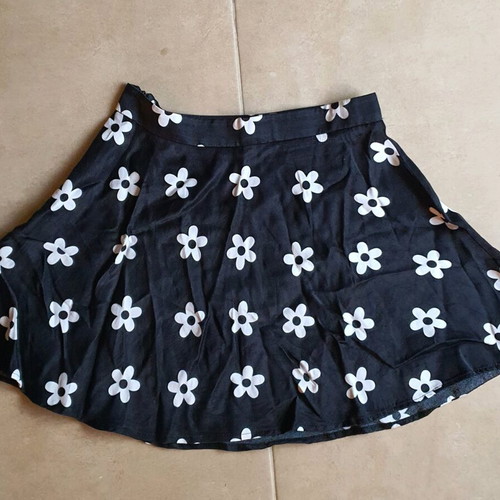 Bershka flared mini skirt with satin fabric and side zipper like new