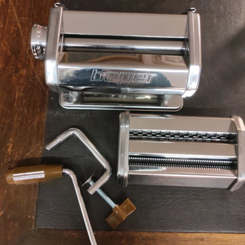 Beper pasta machine like new, 4 pasta shapes