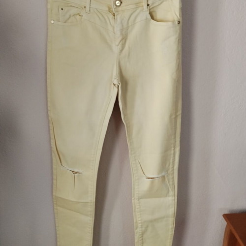 Stradivarius pastel yellow skinny jeans like new, distressed style