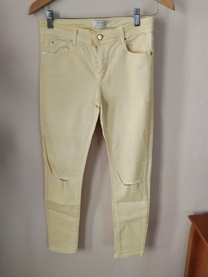 Stradivarius pastel yellow skinny jeans like new, distressed style