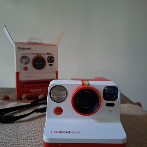 Polaroid Now Autofocus i-Type Instant Camera like new, white/red