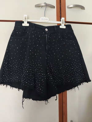 Women's Bermuda shorts with studs, like new, black, elastic waist