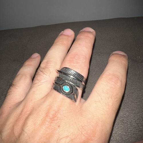 Men's ring with embossed feather design and blue stone used