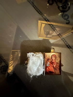 Πακέτο φυλακτά και άλλα είδη καινούργιο με επίχρυσο φυλακτό Παναγίας, λαδάκι, θυμίαμα, CD και βιβλίο