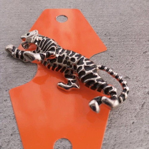 Tiger pin new, black and silver