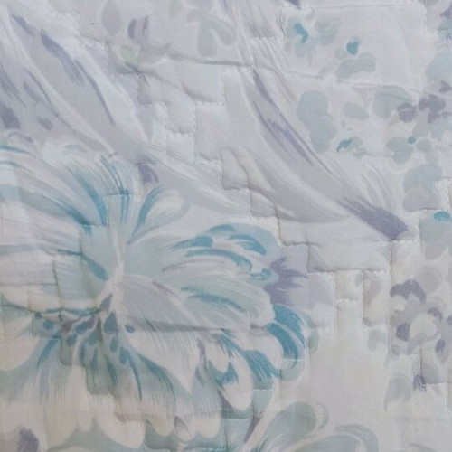 Quilt for single bed like new with ruffles and pillowcase