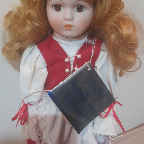 Porcelain doll The Haritage Mint Collection new